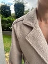 kadın kemer detaylı buklet crop ceket mont