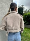 kadın kemer detaylı buklet crop ceket mont
