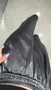 Kadın parlak saten koyu gri pantolon