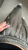 Kadın parlak saten yeşil pantolon