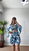 Kadın şortlu uçuş etek bağlama gömlek takım