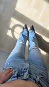 yüksek bel kesik paça ve yırtık detay jean