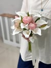 Calla Dolce Beyaz Gala ve Pembe Şakayık Gelin Buketi | Tomurcuk Detaylı