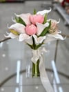 Calla Dolce Beyaz Gala ve Pembe Şakayık Gelin Buketi | Tomurcuk Detaylı