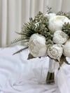 Wild Peony Beyaz Şakayık Gelin Buketi | Doğal Yeşillik Detaylı Tasarım