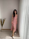 ASKILI YIRTMAÇLI ELBİSE