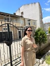 DÜĞMELİ YIRTMAÇLI ELBİSE