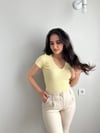 V YAKA ÇİZGİLİ KISA KOL BLUZ  AÇIK SARI 