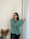 YEŞİL SIRT DETAYLI KAZAK