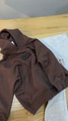 C1949 BASKILI ACI KAHVE ŞARDONSUZ SWEAT