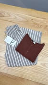 C2206 DÜĞMELİ DOKULU KAHVE T-SHIRT