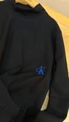 K3244 CK MAVİ NAKIŞ DETAYLI DİK YAKA SİYAH SWEAT