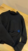 K3244 CK MAVİ NAKIŞ DETAYLI DİK YAKA SİYAH SWEAT