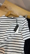 K3656 ARKASI DÜĞME DETAYLI ÇİZGİLİ TRİKO T-SHIRT