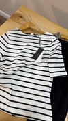 K3656 ARKASI DÜĞME DETAYLI ÇİZGİLİ TRİKO T-SHIRT