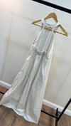 K4030 HALTER YAKA SIRT DETAYLI TAŞ RENGİ MAXİ ELBİSE