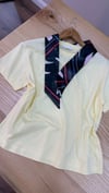 K4090 ÇIKARILABİLİR FULAR DETAYLI SARI T-SHIRT