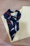 K4090 ÇIKARILABİLİR FULAR DETAYLI SARI T-SHIRT