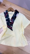K4090 ÇIKARILABİLİR FULAR DETAYLI SARI T-SHIRT