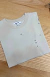 K4241 İ.YOL TAŞ DETAYLI KREM T-SHIRT