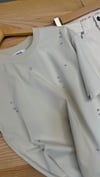 K4241 İ.YOL TAŞ DETAYLI KREM T-SHIRT