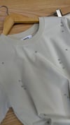 K4241 İ.YOL TAŞ DETAYLI KREM T-SHIRT