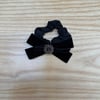 K4252 BAGET TAŞLI KADİFE FİYONKLU SİYAH LASTİK TOKA
