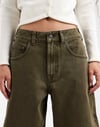 K4487 TPSHP YIKAMALI HAKİ BARREL JEAN