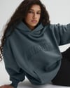 K4519 TONATON NAKIŞLI KAPÜŞONLU OVERSIZE İNDİGO SWEAT