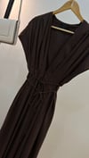 K4527 V YAKA BELDEN OTURTMALI ACI KAHVE ELBİSE