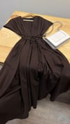 K4527 V YAKA BELDEN OTURTMALI ACI KAHVE ELBİSE