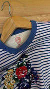 K4538 ÇİÇEK BASKILI MAVİ ÇİZGİLİ T-SHIRT