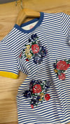 K4538 ÇİÇEK BASKILI MAVİ ÇİZGİLİ T-SHIRT
