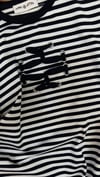 K4539 KUŞGÖZÜ DETAYLI LACİVERT ÇİZGİLİ T-SHIRT