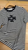 K4539 KUŞGÖZÜ DETAYLI LACİVERT ÇİZGİLİ T-SHIRT
