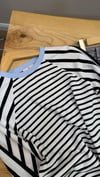 K4672 MAVİ YAKA DETAYLI ÇİZGİLİ UZUN KOL T-SHIRT