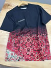 MEN1834 LS&AD İŞ BİRLİKLİ KIRMIZI KİLİM DESENLİ DEGRADE SİYAH T-SHIRT