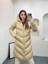 Kadın Kapüşonlu Uzun Fermuar Yırtmaçlı Şişme Mont KREM