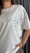 düşük kol boncuk detay ekru tshirt