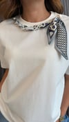 fular yaka beyaz tshirt 2