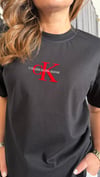 marka model kadın siyah tshirt