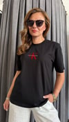 marka model kadın siyah tshirt