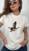 renkli kuş pul beyaz tshirt