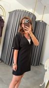 th model siyah kısa elbise