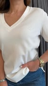 v yaka kuş beyaz tshirt