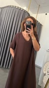 V yaka müslin kahve elbise