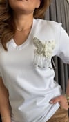 v yaka taşlı kelebek beyaz tshirt