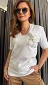 v yaka taşlı kelebek beyaz tshirt