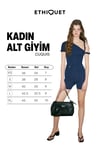 CUQUIS Kadın Yumuşak Ve Esnek Kumaşlı Toka Detaylı Slim Fit Lacivert Şort