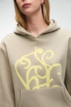 LIORAEN Kadın Baskılı Relaxed Kanguru Cepli Kapüşonlu Taş Rengi Sweatshirt